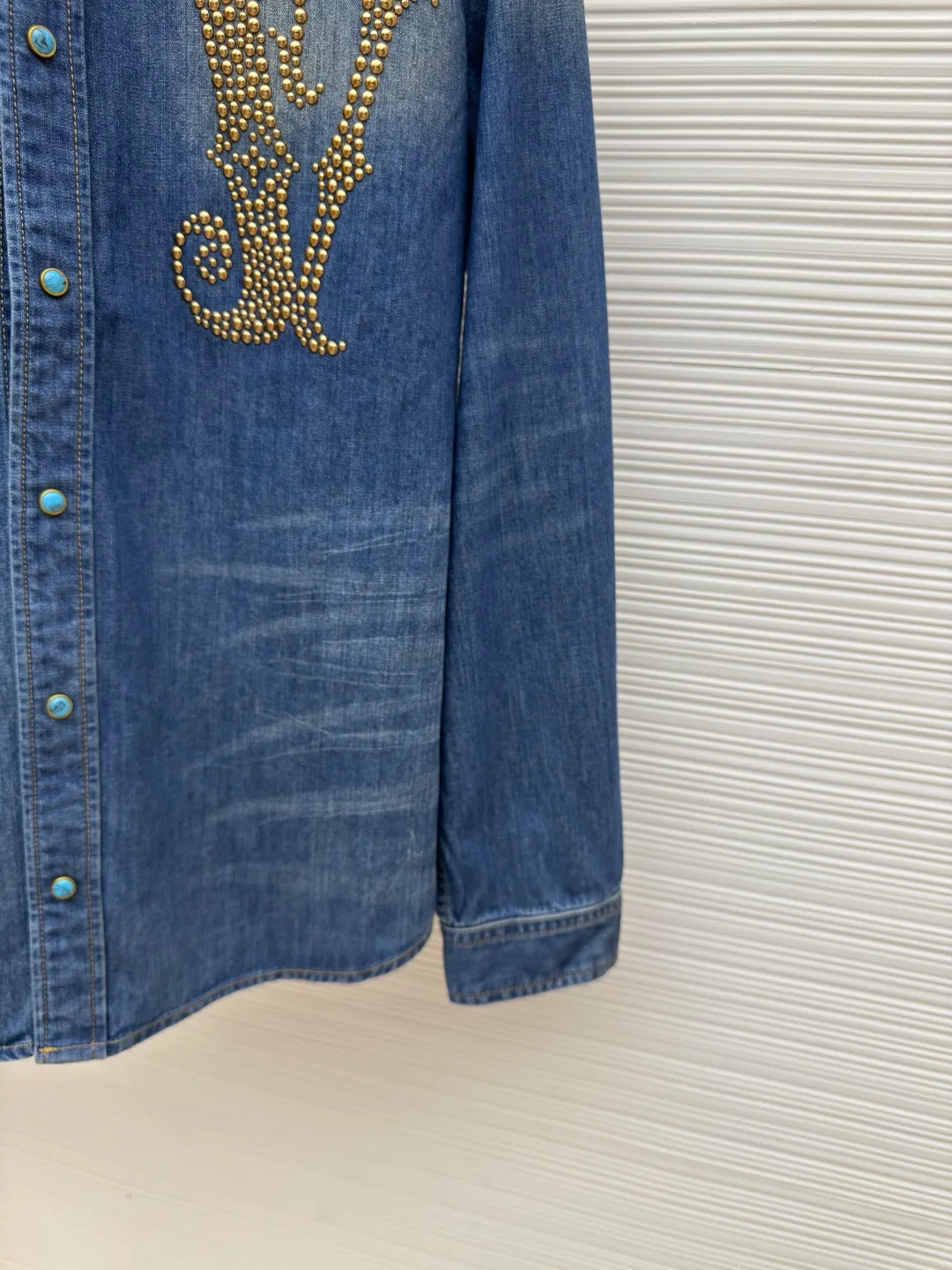 LOUIS VUITTON hook lapel denim long-sleeved shirt ●Authentic product: Purchased and developed by 10674 ●Item number: 1680561-B45 ●Fabric: Denim denim fabric ●Technology: Washed production ●Version: Fitted version ●Weight: about 610 grams ●Size: S-M-L-XL ●Description: Crafted from denim denim fabric, with excellent texture, comfortable and soft, breathable and sweat-absorbent, the chest is decorated with brand logo embellished with studs and floral details, and the top snap button is embellished with iconic floral details. The overall routing is straight and delicate, the fabric is comfortable and soft, and the color is consistent without color difference. It can be matched with the same style to create a fashionable look and control various occasions. Customized accessories, complete three standards, same style for men and women!
